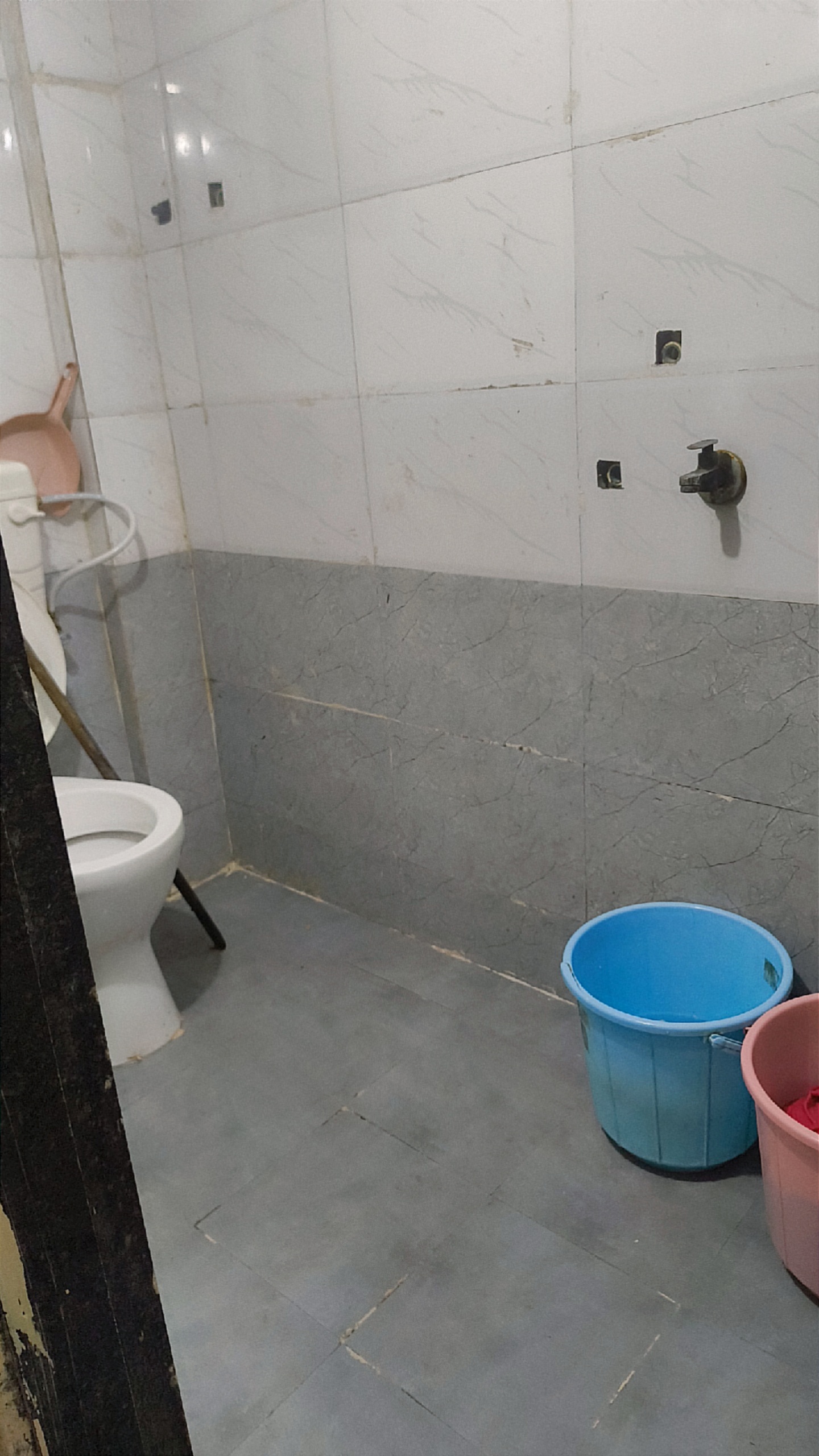 Building - It's A Neat And Clean 1 Rk Flat... We Are Looking For Flatmate (sharing)....Bazar Gally, Bunder Road